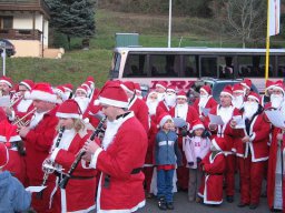 100 Weihnachtsmänner